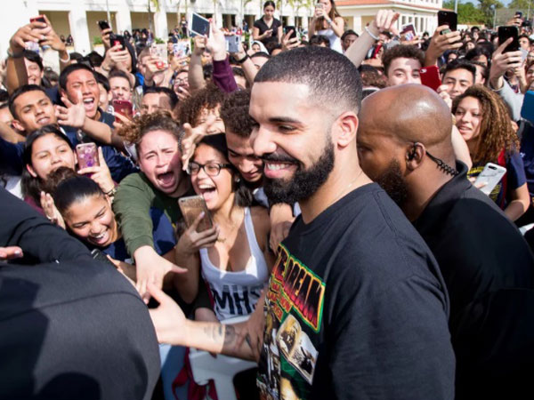 Drake Traktir Warga Satu Supermarket 'Sembako' hingga 650 Juta!