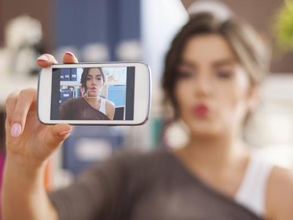 Wah, Suka Selfie Pose 'Duck Face' Ternyata Cerminkan Emosi yang Tidak Stabil!