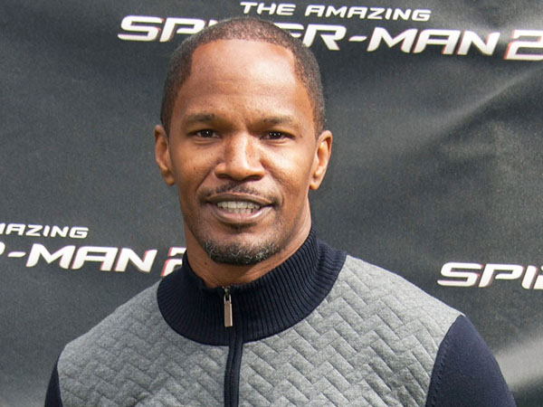 Pertaruhkan Nyawa, Jamie Foxx Selamatkan Pria dari Mobil yang Terbakar