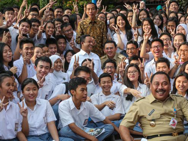Diajak Selfie Siswa, Ini Pesan Jokowi Untuk Peserta UN