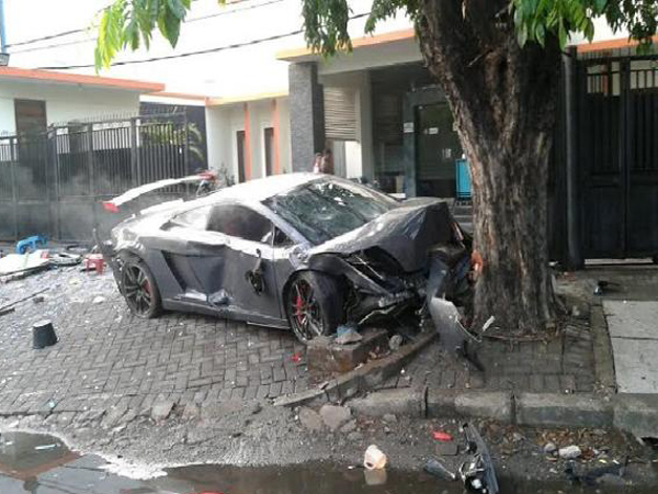 Video Lamborghini Tabrak Warung Jamu Jadi Viral Di Media Sosial