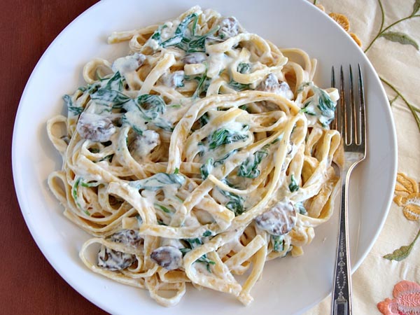 Bosan Sarapan dengan Nasi? Yuk Kreasikan Resep Fettuccine Bayam Carbonara