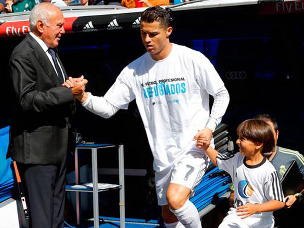 Ronaldo Gandeng Bocah Pengungsi Suriah di Stadion Real Madrid