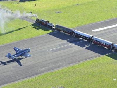 Ekstrim, Bandara Pesawat Terbang Ini Juga Dilintasi Kereta Api!