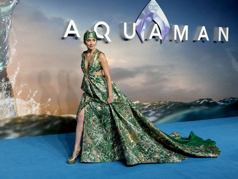 Pakai Topi Renang dan Gaun Couture, Amber Heard Tampil Unik di Premier 'Aquaman'