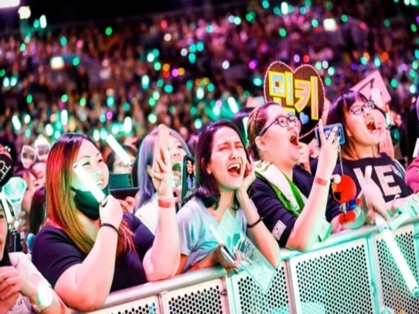 10 'Aturan' Fandom K-Pop yang Mungkin Pernah Kamu Langgar, Pro Atau Kontra?