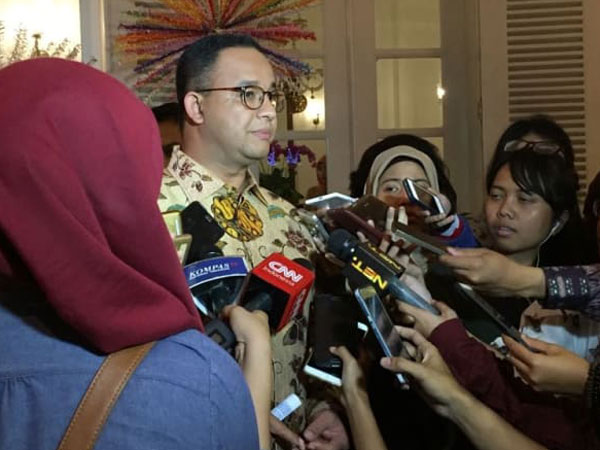 Soal Rumput Di Trotoar Sudirman. Anies: Itu Bersifat Temporer