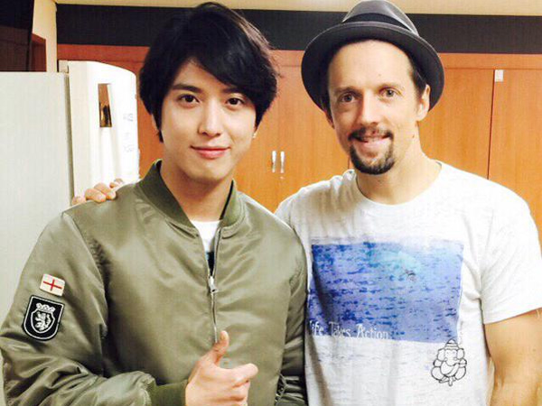 Yonghwa CNBLUE Tunjukkan Antusiasnya Berpose Bareng Jason Mraz