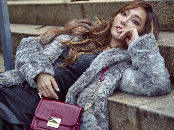 Kenakan Outfit Rancangan Karl Lagerfeld, Jessica Jung Tampil Classy dan Chic di Berlin