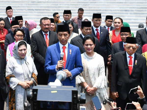 Wow, Jokowi Konfirmasi Pangkas Dua Eselon PNS Akan Diganti dengan Robot!