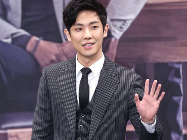 Ajak Fans Turut Serta, Lee Joon Terlihat Ikut Aksi Demo Skandal Presiden di Pusat Kota Seoul