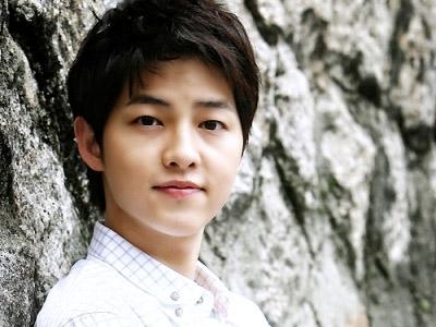 Song Joong Ki Masih Kerja Part Time di Usaha Cuci Mobil Orang Tuanya