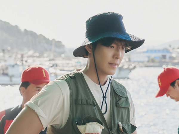 Potret Kim Woo Bin Sebagai Kapten Kapal dan Penjual Ikan di Drama Our Blues