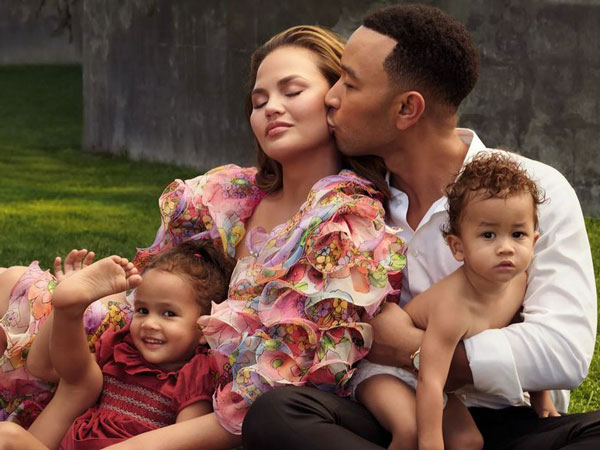 Pernah Keguguran, Chrissy Teigen Umumkan Tengah Hamil Lagi