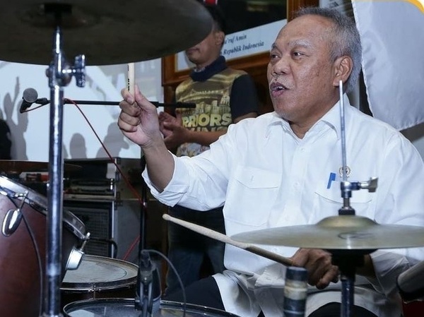 Heboh, Aksi Menteri PUPR Basuki Jadi Drummer Band Kotak