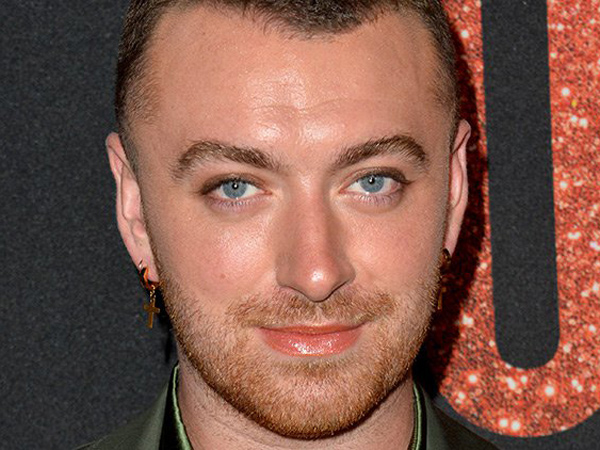 Makin Berani, Sam Smith Pakai Makeup dan Kimono Transparan di Red Carpet