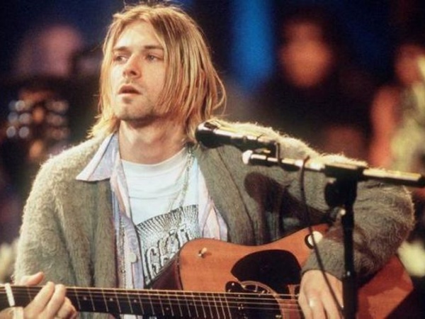 30 Tahun Tidak Dicuci, Kardigan Milik Kurt Cobain Laku Harga Miliaran!