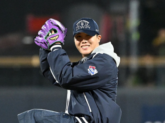 J-Hope BTS Lakukan Lemparan Pertama di KBO Korean Series 2024