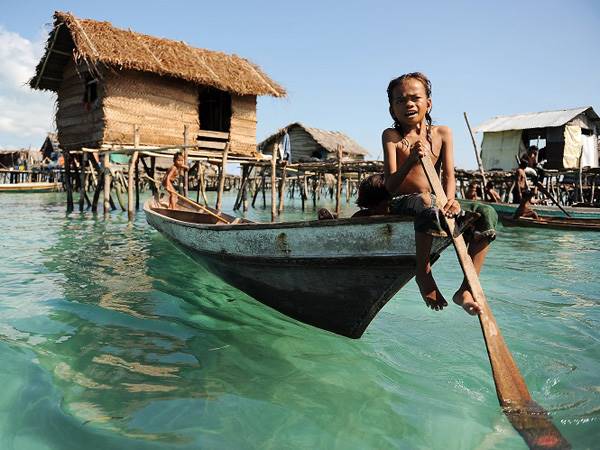 Tidak Miliki Tempat Tinggal Tetap, Suku Manusia Laut Asli Indonesia Ini Terancam Punah