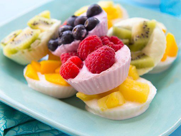 Buat Fruity Frozen Yogurt untuk Camilan Sehatmu Yuk!