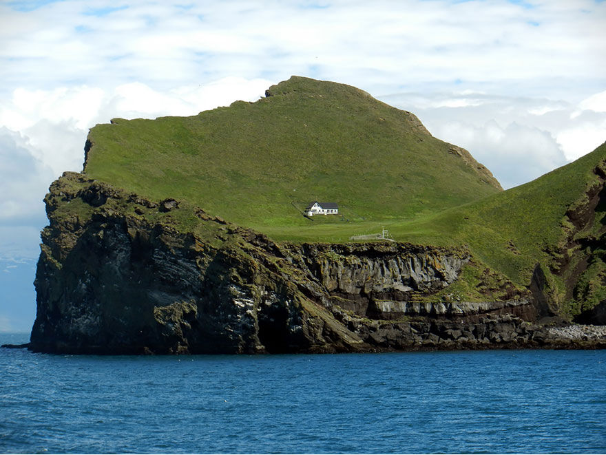 Berani Tinggal di Rumah Satu-satunya di Pulau Ellidaey, Islandia?