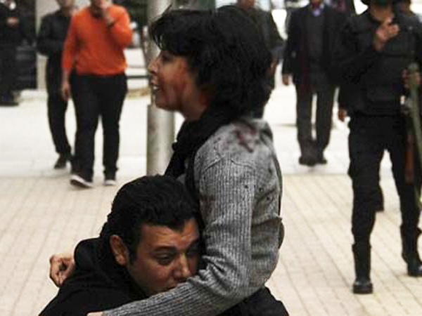 Inilah Momen Mengenaskan Kematian Wanita Aktivis Mesir