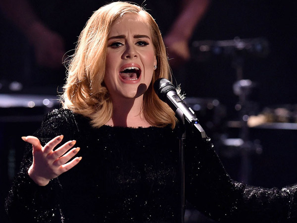 Begini Reaksi Lucu Adele Saat Kelelawar Masuk Ke Gedung Konsernya!