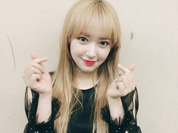 Jadi Pose Santai, Gaya Nonton TV Cheng Xiao Cosmic Girls Ini Malah Nampak 'Mengerikan'