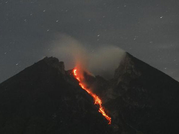 Himbauan Waspada Gunung Merapi Keluarkan Guguran Lava