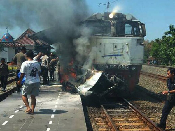 Mobil Tertabrak Hingga Terseret Kereta Api di Jateng, 4 Orang Tewas