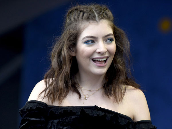 Kontroversi Lorde Yang Unggah Foto Sensitif Dengan 'Quote' Lagu Whitney Houston