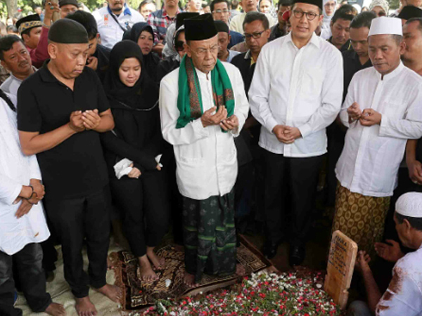 Sempat Pindah Lokasi, Begini Suasana Pemakaman Istri Komedian Tukul Arwana