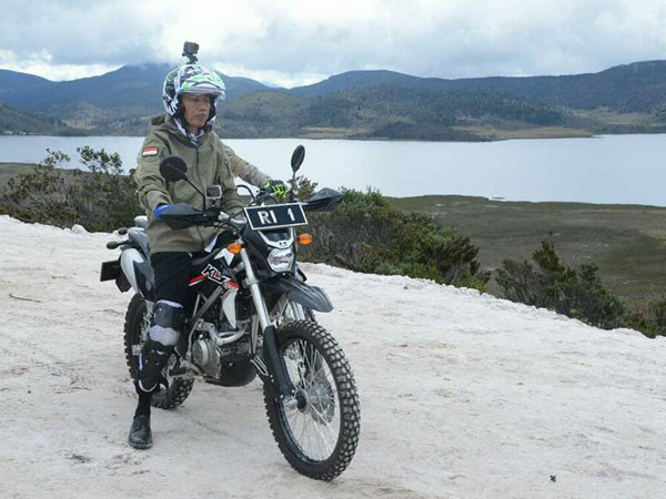 Presiden Jokowi Konvoi Naik Motor Trail Tinjau Lokasi Trans Papua!