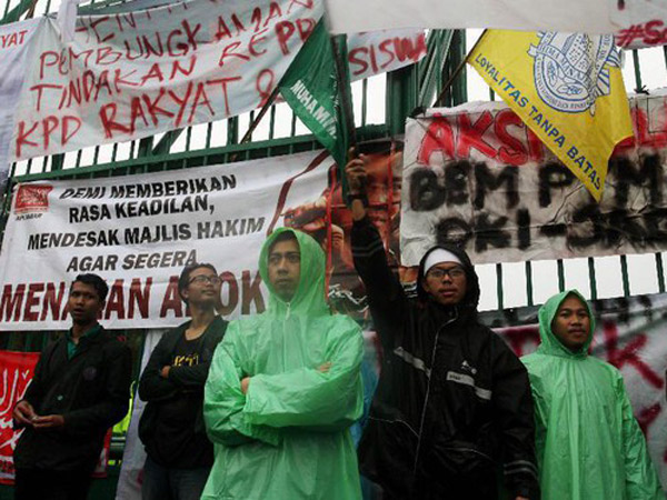 Berbekal Jas Hujan, Massa FUI Tetap Gelar Aksi Damai 212 di Depan Gedung DPR/MPR