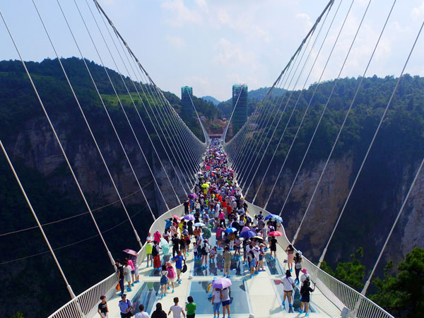 Kapasitas Berlebihan, Jembatan Kaca Terpanjang Berusia 13 Hari Ditutup Sementara