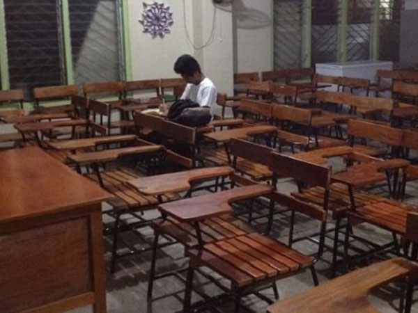 Viral! Anak Filipina Ini Sendirian Belajar Di Sekolah Pada Malam Hari