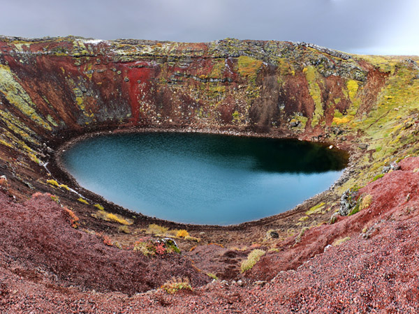 Danau Kawah Gunung Berapi Ini Dinilai Paling Fotogenik!