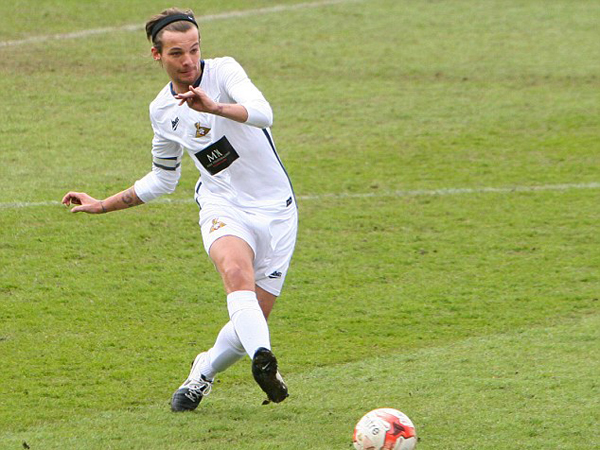 Louis Tomlinson One Direction Jadi Kapten, Doncaster Rovers Kalah Telak!