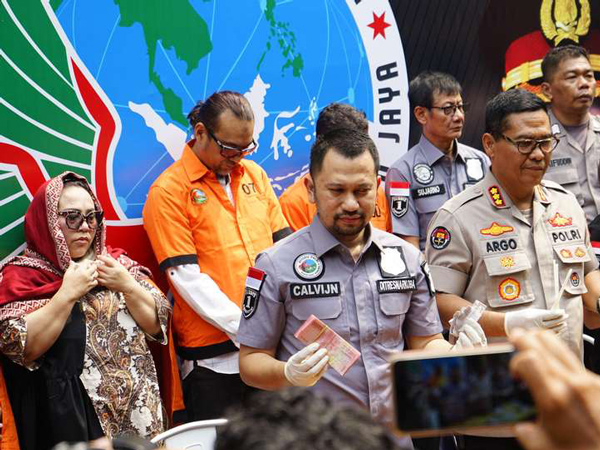 Berbaju Tahanan, Nunung Nangis dan Minta Maaf