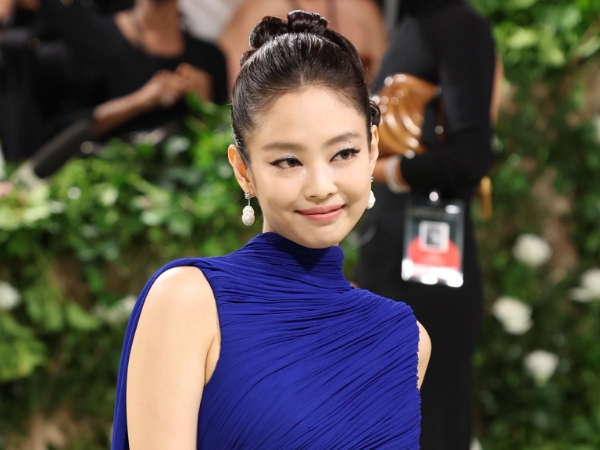 Jennie BLACKPINK Bersinar di Met Gala 2024 dengan Gaun Royal Blue