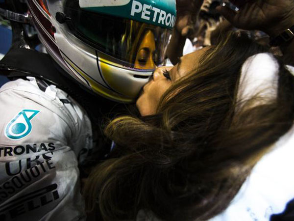 Nicole Scherzinger Beri Kecupan Manis Lewat Helm Saat Lewis Hamilton Juara F1 2014