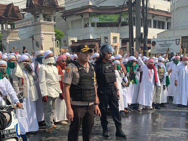 Bantuan Datang dari Ulama FPI Bersatu Hadang Massa Rusuh di Slipi