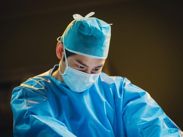 Kim Bum Lakukan Operasi Saat Dirasuki Arwah Rain di Ghost Doctor