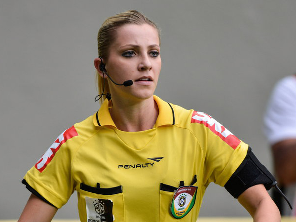 Duh, Debut Wasit Cantik Asal Brasil Ini Menuai Banyak Protes!