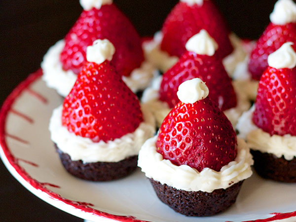 Coba Resep Simple Brownies 'Topi Santa' Untuk Meriahkan Natalmu!