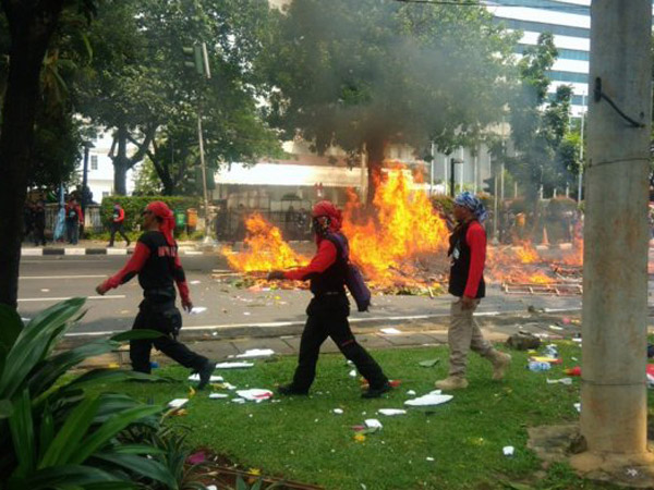 Buruh Bakar Karangan Bunga Ahok di Tengah Demo Karena Dianggap Kotori Ibu Kota?