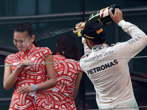 Semprotkan Sampanye ke Wajah Gadis Podium, Lewis Hamilton Diprotes!