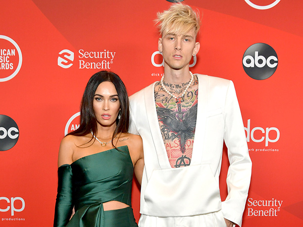 Megan Fox dan Machine Gun Kelly Debut sebagai Pasangan di Red Carpet AMAs 2020