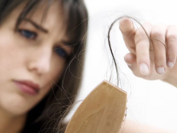 Rambut Rontok Ternyata Bisa Jadi Tanda Ada yang 'Salah' dalam Tubuhmu!