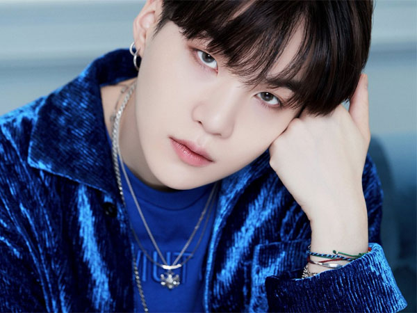 Suga Tampil Charming dalam Nuansa Biru di Foto Teaser Album BTS 'BE'